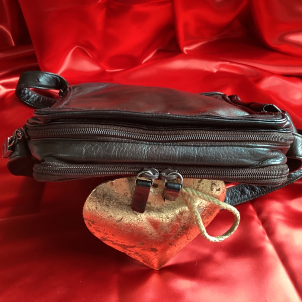 Vintage Perlina Leather Crossbody Handbag - Picture 4 of 9